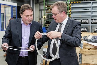 Marktführer aus Annaberg gehört jetzt zu Klimaallianz - Staatssekretär Gerd Lippold (rechts) zeigte bei seinem Besuch der Industrie- und Dichtungstechnik großes Interesse. Seine Fragen beantwortete unter anderem Betriebsleiter Matthias Seidel.