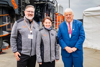 Marktführer aus der Garage: Hainichens Bohrwerkzeuge Hoffmann feiert extragroß - Oberbürgermeister Dieter Greysinger (r., SPD) gratulierte Torsten (l.) und Grit Hoffmann.