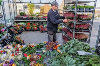 Marktsaison geht zu Ende - Zum letzten Mal in diesem Jahr hat Kai Baden von der gleichnamigen Gärtnerei in Annaberg-Buchholz am Donnerstag die Regale für den Wochenmarkt vorbereitet.