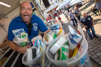 Marktschreier bevölkern den Plauener Altmarkt - Walter Meske schreit auf dem Wagen von Käse-Mai um Kundschaft.