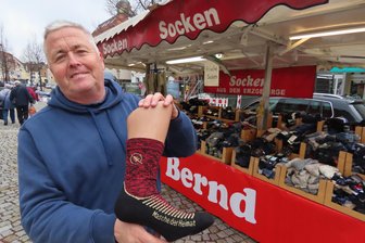 Marktsterben in Werdau: Socken-Bernd kann es allein nicht retten - Bernd Schriever oder auch Socken-Bernd ist ein Stammgast auf den Sachsenmärkten, die in Werdau einmal im Monat stattfinden.