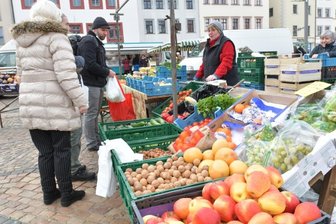 Markttreiben ist auf dem Obermarkt zurück - Am Donnerstag konnte auch Ute Winkler aus Grumbach (rechts) erstmals wieder frisches Obst und Gemüse auf dem Obermarkt anbieten.