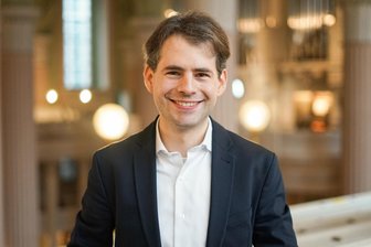 Markus Kaufmann spielt Liszt und Chopin im Gymnasium Lichtenstein - Markus Kaufmann gibt zum Rosenfest ein Klavierkonzert in der Aula des Gymnasiums.