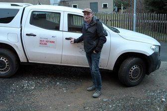 Markus Röger aus Mylau: Ein Unternehmer aus dem Vogtland packt in aller Welt mit an - Seit einiger Zeit ist der Auerbacher Unternehmer Markus Röger in Mylau zuhause. Auf seinem Fahrzeug wirbt er auch für ein Hilfsprojekt.