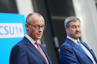 Markus Söders Gängelei der anderen Parteien - Friedrich Merz (l.), CDU-Bundesvorsitzender und Unionsfraktionsvorsitzender, und Markus Söder, CSU-Vorsitzender und Ministerpräsident von Bayern, bei einer gemeinsamen Pressekonferenz.