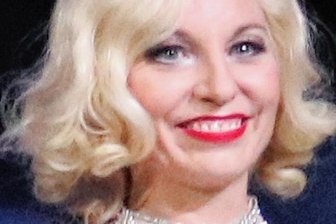 Marlene-Dietrich-Abend kommt super an - Claudia Lüftenegger als Marlene und Sebastian Undisz als ihr (Klavier)-Begleiter in "The Kraut" freuen sich über die Bravo-Rufe und den lang anhaltenden Applaus des Zwickauer Premierenpublikums.