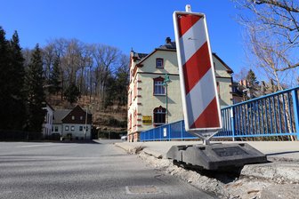 Marode Borde an Brücke in Schwarzenberg müssen wohl noch einen Sommer überstehen - Die Borde des Fußwegs an der Brücke übers Schwarzwasser an der Erlaer Straße in Schwarzenberg sind marode.
