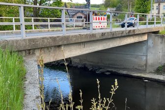 Marode Brücke im Vogtland: Kreisrat fordert Fundament-Untersuchung - Die Elsterbrücke zwischen der B 92 und Unterhermsgrün soll abgerissen und neugebaut werden.