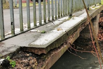 Marode Brücke in Bösenbrunn: Prüfer empfiehlt Ersatz-Neubau - Der Zahn der Zeit nagt an der Triebelbachbrücke an der Mühlleithe in Bösenbrunn. Sie ist die einzige Zufahrt für einen ganzen Ortsteil.