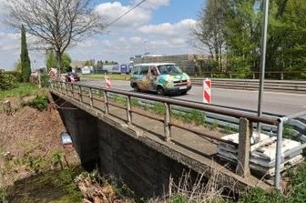 Marode Brücke wird abgerissen - Die Brücke an der B 180 wird abgerissen.