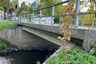 Marode Elsterbrücke: Kreis macht Oelsnitz Ansage - Die Brücke über die Weiße Elster in Unterhermsgrün wird abgerissen und neu gebaut.