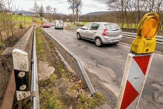 Marode Flöhabrücke in Olbernhau soll erneuert werden: Autofahrer müssen sich auf weite Umwege einstellen - Die Flöhabrücke zwischen Olbernhau und Hirschberg ist aufgrund ihres schlechten Zustandes nur einspurig befahrbar. Der Freistaat Sachsen plant einen Neubau. 