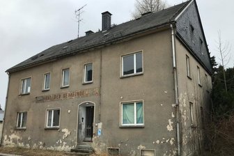 Marode Gebäude bereiten Schwartenberg-Gemeinde Ärger - Das ehemalige Gemeindeamt im Cämmerswalder Ortskern befindet sich in Privatbesitz. Der Schandfleck im Ort steht seit langem leer. Der Gemeinde sind die Hände gebunden. 