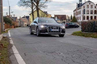Marode Hauptstraße Reumtengrün: Bauarbeiten erst nach 2026 - Die Hauptstraße Reumtengrün ist marode und seit Jahren ein Sanierungsfall. Doch der grundhafte Ausbau verzögert sich weiter.