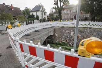 Marode Infrastruktur: Jede dritte Brücke in Mühlau hat erhebliche Mängel - Erhebliche Mängel hat die Brücke über den Mühlaubach am Rathausplatz. Nächstes Jahr soll der Übergang erneuert werden.