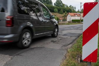 Marode Staatsstraße: Königshain-Wiederau vom Freistaat enttäuscht - Die Staatsstraße 247 zeigt sich unter anderem in Wiederau in einem schlechten Zustand.
