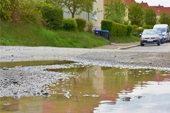 Marode Straßen in Reichenbach: Warum ein ganzes Wohngebiet weiter wartet - Nicht nur am Ende der Erich-Mühsam-Straße sieht man den schlechten Straßenzustand. 