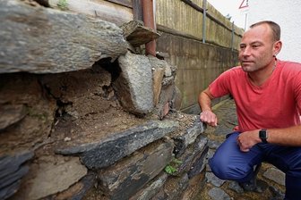 Marode Stützmauer in Mechelgrün: "Da ist Gefahr in Verzug" - Hausbesitzer Uwe Kunzmann beobachtet mit Sorge die marode Stützmauer, die an sein Grundstück Falkensteiner Straße grenzt. Ihr Zustand verschlechtere sich rapide, sagt er.