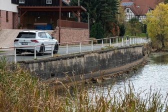 Marode Stützmauer soll endlich eine Kur erhalten - In diesem Jahr wurde aus der Sanierung der Stützmauer am Schlossteich in Königsfeld wegen fehlender Fördermittel nichts. Nun hofft die Kommune, das Projekt im nächsten Jahr umsetzen zu können. 
