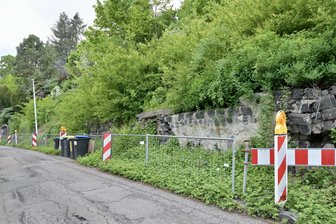 Marode Stützmauer: Zwickau muss Mauer abreißen und neu bauen, obwohl ihr das Grundstück gar nicht gehört - Die marode Stützmauer an der Friedrichstraße in Cainsdorf.