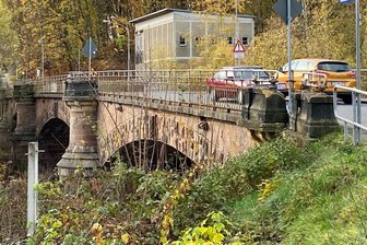 Die Zschopaubrücke in Mittweida ist an mehreren Stellen kaputt.