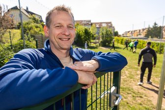 Maroder Bolzplatz in Adorf: Vater ermöglicht Sanierung der bei Kindern beliebten Anlage - Anwohner Ronny Döhner hat Geld für die Sanierung des Adorfer Bolzplatzes organisiert.
