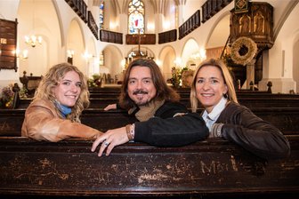 Maroder Kirchturm in Oelsnitz: Stefanie Hertel gibt Benefizkonzert - Stefanie Hertel spielt zusammen mit ihrem Mann Lanny Lanner und Tochter Johanna Mross am 10. Dezember in der Jakobikirche in Oelsnitz ein Benefiz-Weihnachtskonzert zum Erhalt des Nordturms der Kirche.