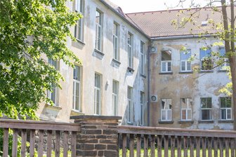 Maroder Zustand: Plauens OB will Asylbewerberheim abreißen lassen - Landkreis soll neue Einrichtung im Umland schaffen - Nicht nur die Fassade des Asylbewerberheims in Plauen bröckelt. Das Objekt befindet sich seit Jahren in schlechtem Zustand. Eine Sanierung würde laut OB Steffen Zenner mehrere Hunderttausend Euro kosten.
