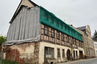 Marodes Haus darf weg: Naue kann sich in Adorf weiterentwickeln - Diese Gebäude an der Straße Mehltau darf abgerissen werden.