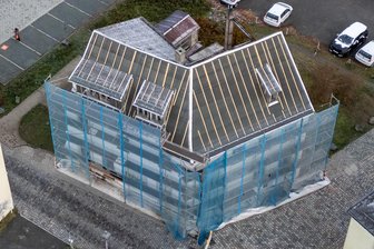 Marodes Haus in bester Innenstadt-Lage: Eigentümer führt seit fünf Jahren Rechtsstreit mit der Stadt Plauen - Seit Oktober ist das marode Haus an der Kirchstraße 3 zum Teil eingerüstet. Der Eigentümer hat der Stadt eine Notsicherung des Daches angekündigt.