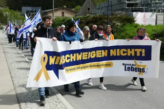 Marsch des Lebens: 50 Teilnehmer setzen an ehemaliger KZ-Außenstelle im Erzgebirge Zeichen gegen das Vergessen - Etwa 50 Teilnehmer waren am Sonntag beim Marsch des Lebens dabei, der von Gelenau zur alten Spinnerei führte.