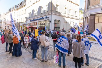 „Marsch des Lebens“ erinnert an das Ende eines Todesmarschs im Erzgebirge - Die Teilnehmer des Marschs des Lebens auf der Buchholzer Straße.