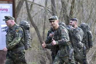Marsch in Frankenberg: 400 Menschen gedenken gefallener Soldaten - Die Panzergrenadierbrigade 37 beteiligte sich erneut am Gedenkmarsch zum Karfreitagsgefecht.