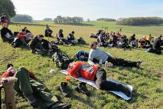 Marsch zum Fichtelberg: Das Ziel ist klar, der Weg bleibt ein Geheimnis - Ausruhen: Auf dem Weg zum Fichtelberg gibt es Pausen mit schönen Ausblicken.