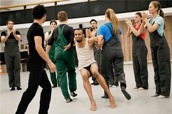 Marschieren oder aus der Reihe tanzen? - Wer auffällt hat es schwer: Yester Mulens Garcia im Tanzstück "Mavericks And Sheep" von Anthony Missen. Die Inszenierung wird am 15. Juni im Stadtbad Chemnitz gezeigt.