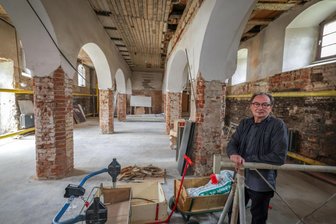 Marstall Glauchau: Erstmals wird Eröffnungstermin genannt - Der Vorsitzende des Kunstvereins, Thorsten Dahlberg im Glauchauer Marstall.