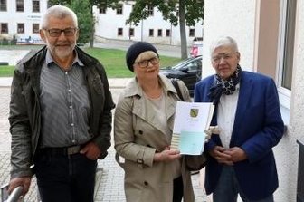 Marstall: Vertrag ist unterschrieben - Bürgermeister Bernd Pohlers (links) mit Sabine und Peter Tauscher.