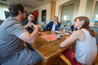 Martin Dulig in Plauen: „Wer will denn keinen Frieden?“ - Juliane Pfeil, Martin Dulig und die Volksseele. Karsten Hofmann (2. von links) saß mit ihnen am Küchentisch und fragte: „Wie soll man das alles noch bezahlen?“