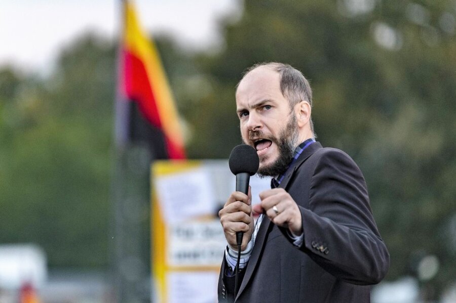 Martin Kohlmann: Advokat und Provokateur - In Szene gesetzt: Die deutsche Flagge steht kopf, während Rechtsanwalt Martin Kohlmann eine neue Wende herbeisehnt. 