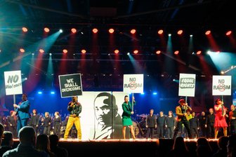 Martin-Luther-King-Musical: Der Funke zündet nicht gleich, dann aber verlässlich - Das Musical „Martin Luther King: Ein Traum verändert die Welt“ haben am Samstag Profidarsteller und Laienchöre der Region gemeinsam auf die Bühne der Chemnitzer Messehalle gebracht. Die erste Aufführung fand 14 Uhr statt.