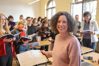 „Martin Luther King“-Musical in Chemnitz: Wie Chöre aus zwei Schulen Teil eines Riesenprojektes wurden - Chorprobe für das „Martin Luther King“-Musical im Karl-Schmidt-Rottluff-Gymnasium. Im Bild: Chorleiterin Claudia Streu mit dem Chor.