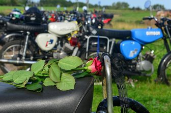 Martins letzte Reise: Mokickers fahren für 16-jähriges Unfallopfer - Mit einer Moped-Kolonne haben fast 70 Menschen am Samstag an einen Jugendlichen erinnert. Er war am 3. September tödlich im Hainichener Ortsteil Eulendorf verunglückt.