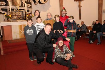 Martinsfest in Mittweida: Warum die Geschichte von Sankt Martin so aktuell wie nie ist - In Mittweida haben Kinder und Erwachsene der Kirchgemeinde die Geschichte vom heiligen Martin auf die Bühne der Stadtkirche gebracht.