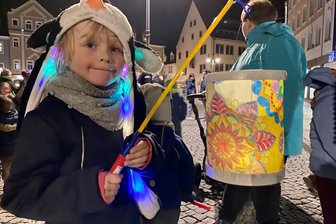Beim Martinsumzug in Mittweida hatte die fünf Jahre alte Paula einen tollen bunten Lampion dabei.