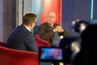 Marx-Biograf im Chemnitzer Salon - Torsten Kleditzsch, Chefredakteur der "Freien Presse" (links), diskutiert mit dem Beststellerautor Jürgen Neffe.