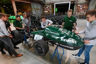 "Marx" für die Renn-Piste: TU-Racing-Team präsentiert nachhaltigen Rennwagen - Die letzten Handgriffe am Boliden vor der Präsentation: Im Veranstaltungszentrum Kraftverkehr ist am Montagabend der neue Rennwagen "Mkx IV" des Racing-Teams der TU Chemnitzpräsentiert worden. 
