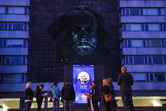 Marx-Kopf spricht und telefoniert - In Vorbereitung des Geburtstags von Karl Marx am Samstag wurde am Donnerstagabend eine Projektion getestet.