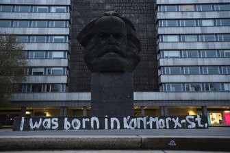 Marx-Monument bepinselt -