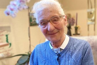 Masche um Masche: Diakonissen stricken für die Gemeinschaft - Schwester Christa Müller strickt für ihr Leben gern. Nur im Sommer ist sie lieber draußen im Grünen und sorgt sich um Garten und Park.