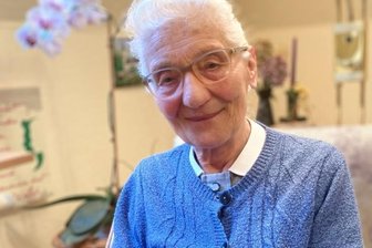 Masche um Masche: Diakonissen stricken für die Gemeinschaft - Schwester Christa Müller strickt für ihr Leben gern. Nur im Sommer ist sie lieber draußen im Grünen und sorgt sich um Garten und Park.